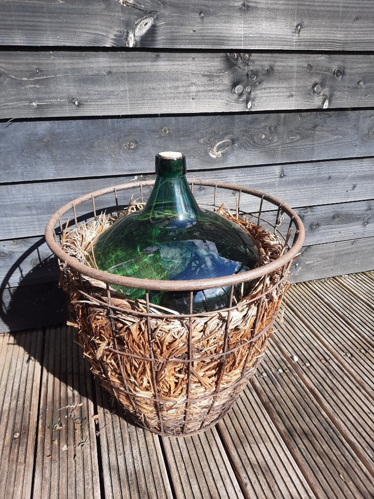 Brocante groene gistfles in metalen mand, Ophalen