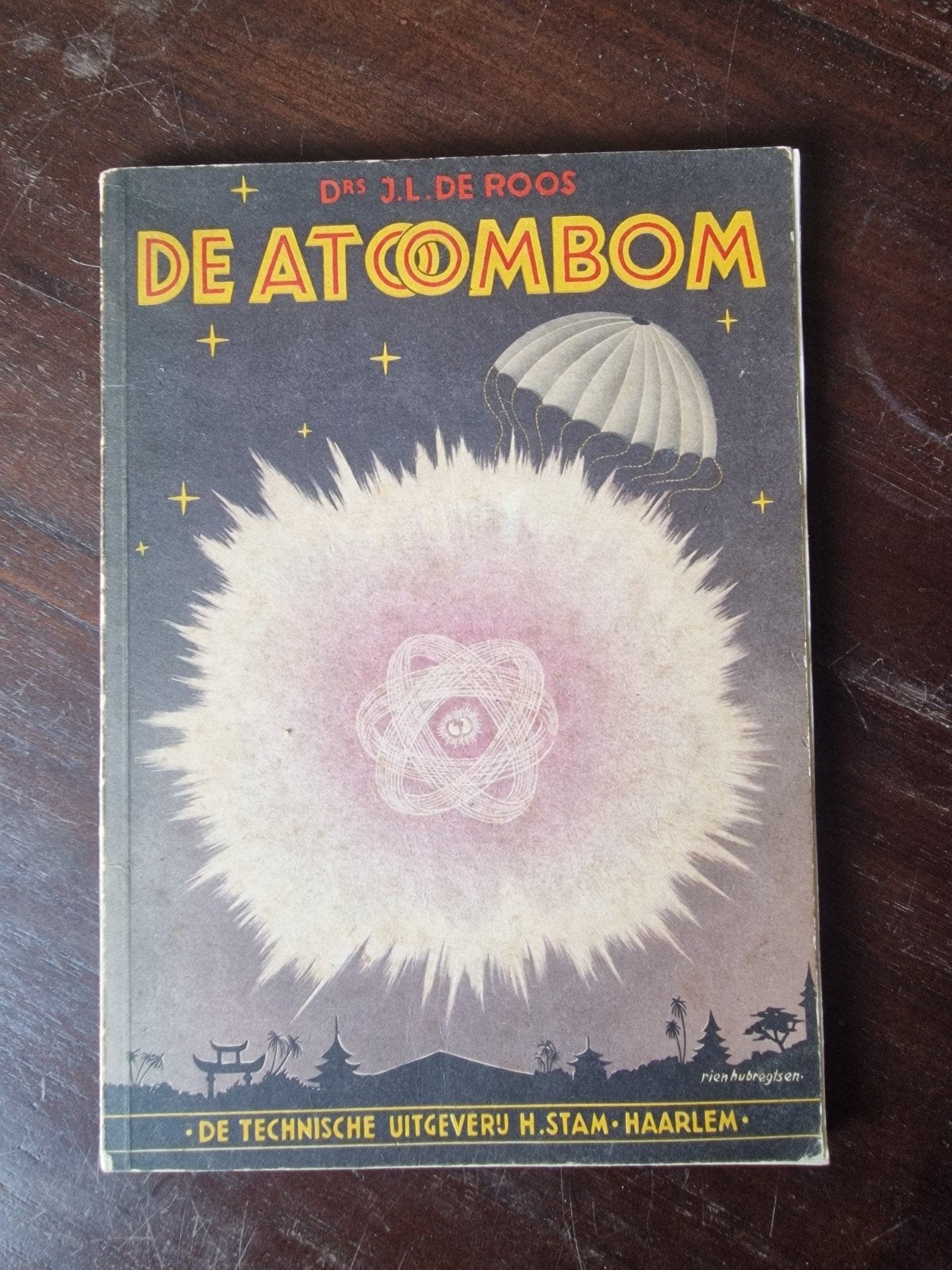 De Atoombom - Drs. J.L. de Roos (1946), Ophalen of Verzenden, Gelezen, Overige onderwerpen, Drs. J.L. de Roos