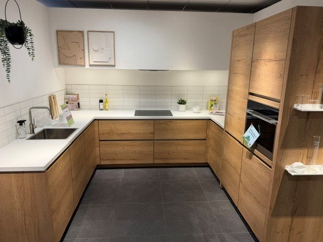 ZM020 – Nobilia eiken San Remo, Huis en Inrichting, Keuken | Complete keukens, Nieuw, U-keuken, Bruin, Kunststof, Hoogglans of Gelakt