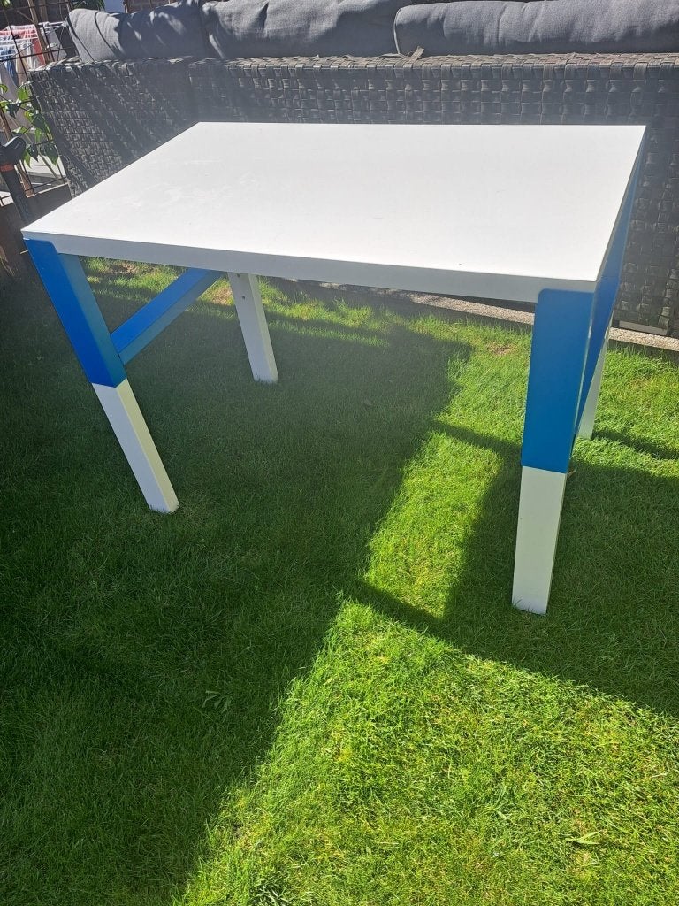 IKEA MAMUT  bureau met blauwe poten, wit, Ophalen, Gebruikt, In hoogte verstelbaar, 77 cm