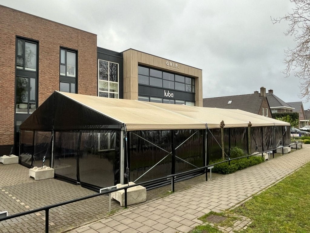 TE HUUR --  B R U I L O F T -- materialen, tent, inrichting, Hobby en Vrije tijd, Feestartikelen | Verhuur, Ophalen of Verzenden