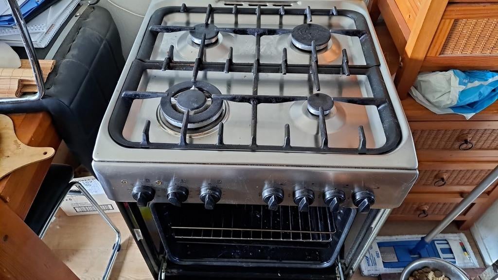 Gasfornuis met elektrische oven., Ophalen, 4 kookzones, Gas, Vrijstaand