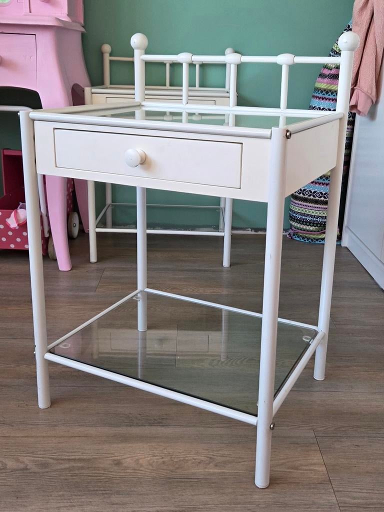 Ikea nachtkastje 2x wit metaal met glasplaten, Huis en Inrichting, Slaapkamer | Nachtkastjes, Ophalen, Metaal of Aluminium, Minder dan 45 cm