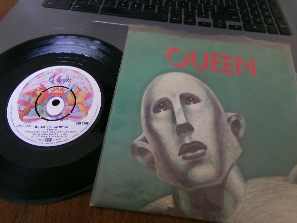Queen ‎– We Are The Champions - 1977 - UK met Middenstuk, Cd's en Dvd's, Vinyl Singles, Ophalen of Verzenden, Gebruikt, Overige genres