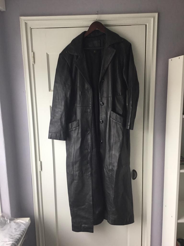 heel lange echt lederen jas in nette staat, Kleding | Heren, Jassen | Winter, Ophalen, Zo goed als nieuw, Maat 56/58 (XL), Zwart