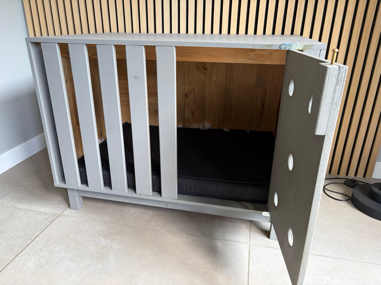 Afsluitbare houten bench 90x60, Dieren en Toebehoren, Hondenhokken, Ophalen, Gebruikt, Minder dan 65 cm, Hondenhok
