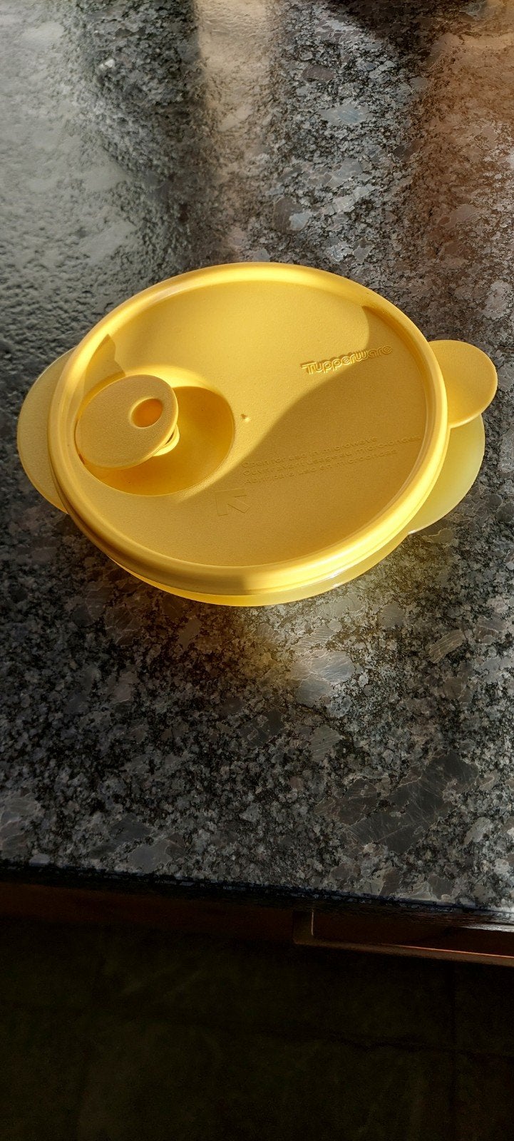 Tupperware magnetronbakje 400 ml - nauwelijks gebruikt, Bewaardoos, Geel, Met deksel, Ophalen of Verzenden