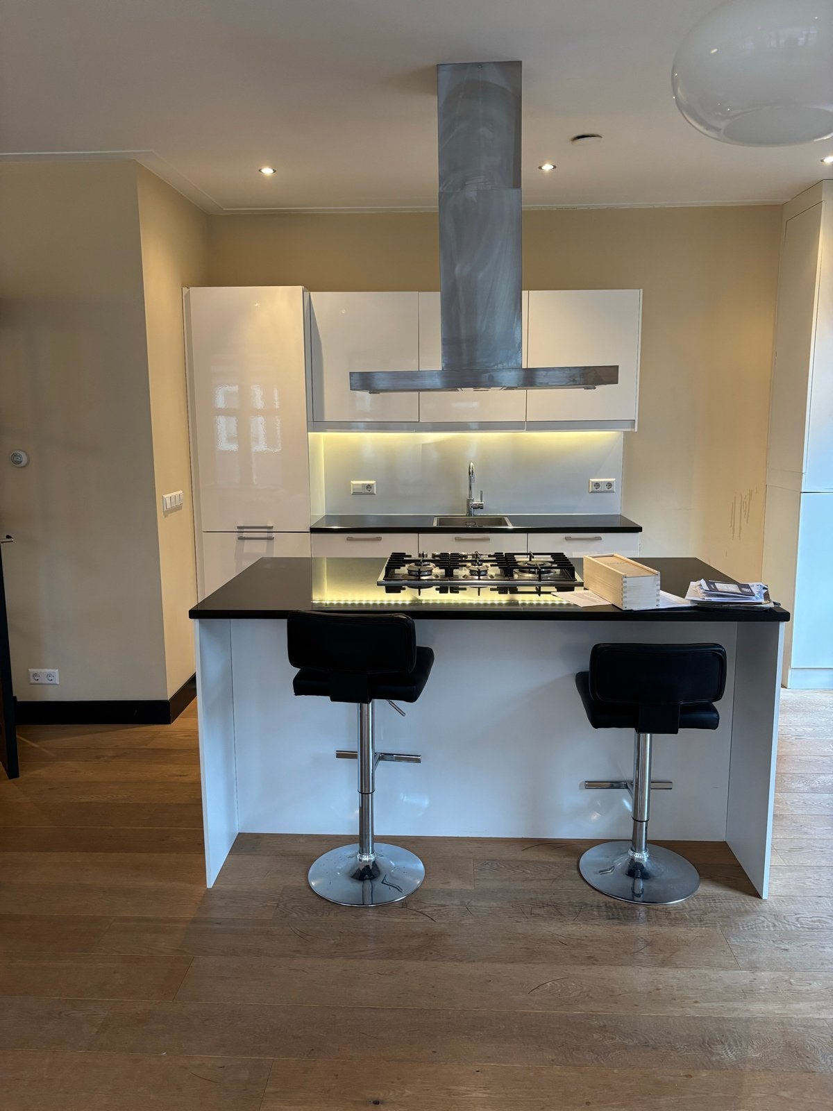 Moderne witte keuken met kookeiland en apparatuur, Ophalen, Gebruikt, Wit, Dubbelwandige keuken