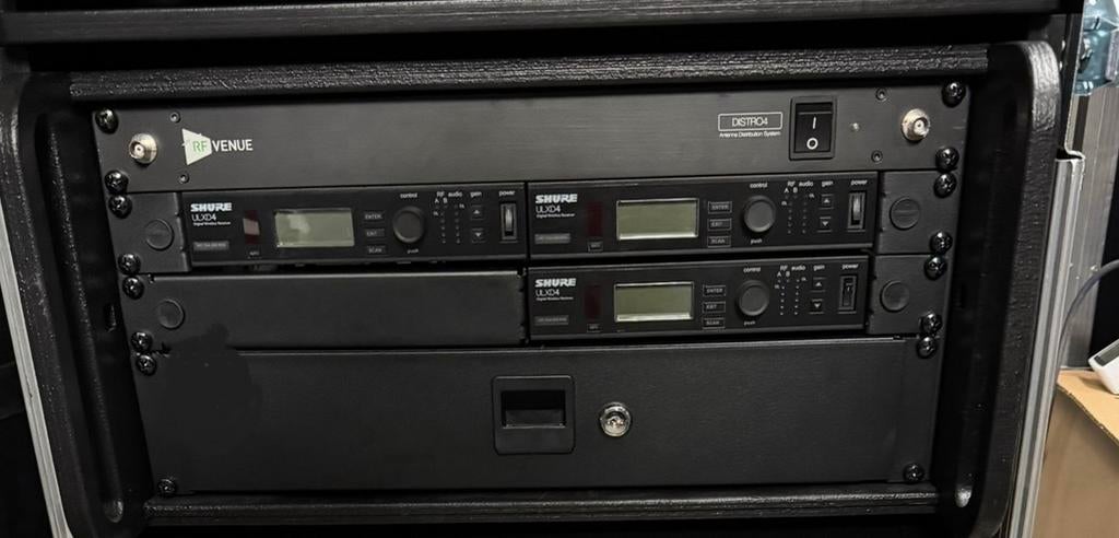 Shure ULX-D set met 3 ontvangers, combiner en 3 beltpacks, Muziek en Instrumenten, Ophalen of Verzenden, Zo goed als nieuw, Zangmicrofoon