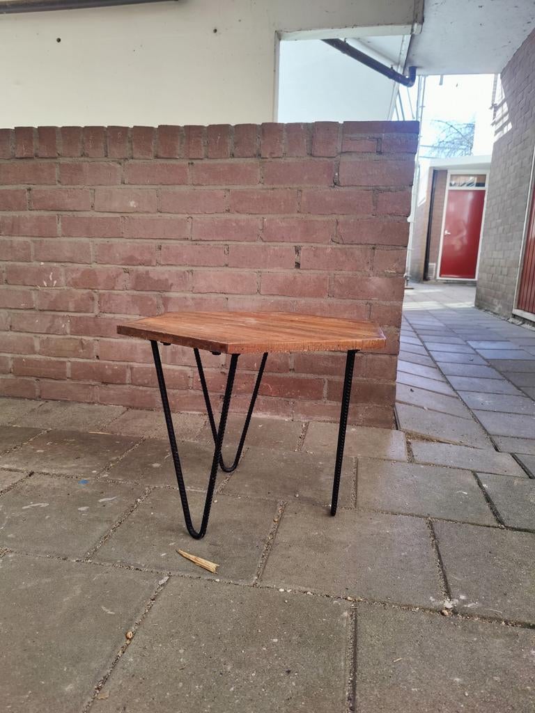 Unieke zeshoekige salontafel met metalen poten, Overige houtsoorten, Gebruikt, 50 tot 100 cm, Overige vormen