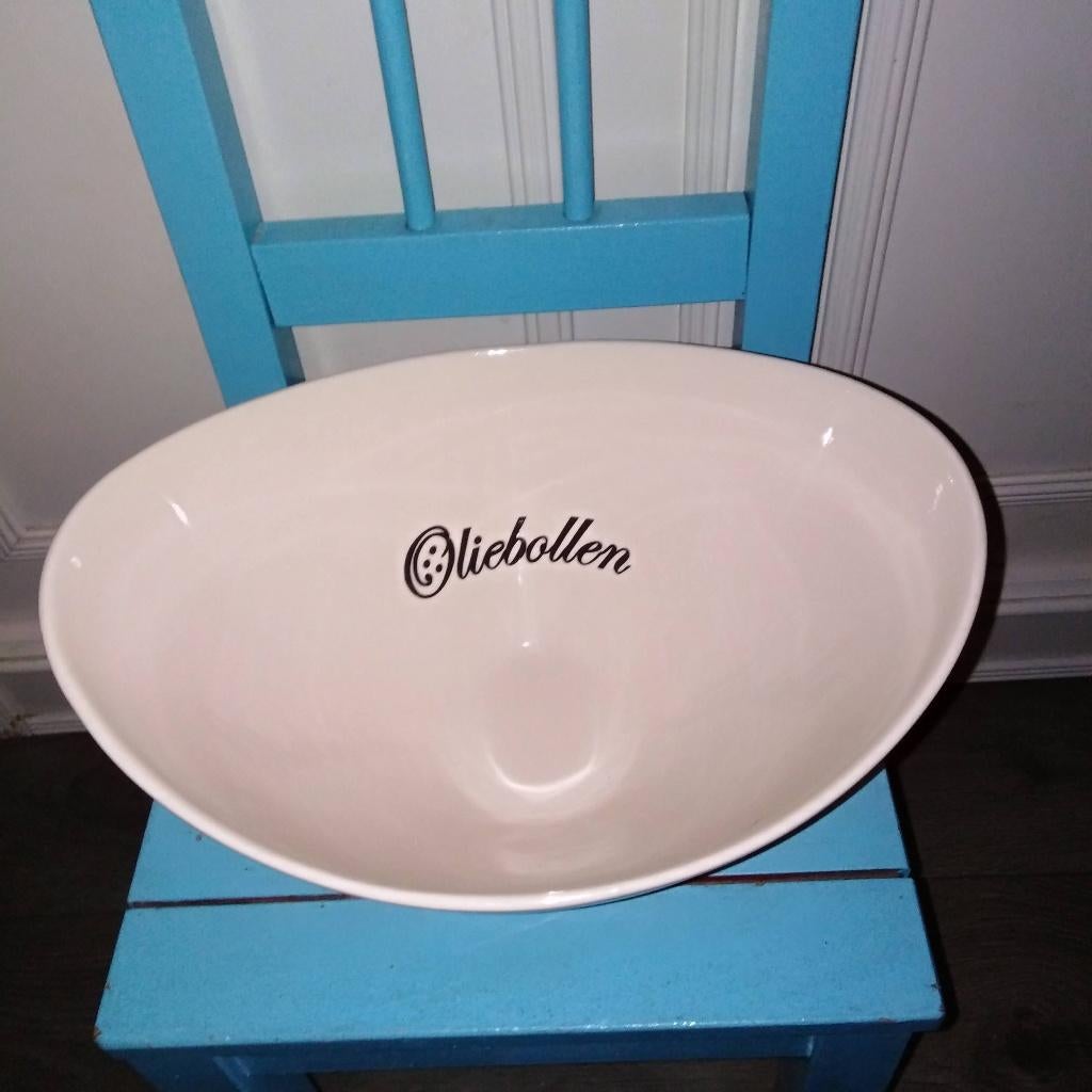 Oliebollen kom/schaal ovale vorm van aardewerk, Huis en Inrichting, Keuken | Servies, Ophalen, Gebruikt, Schaal of Schalen, Wedgwood