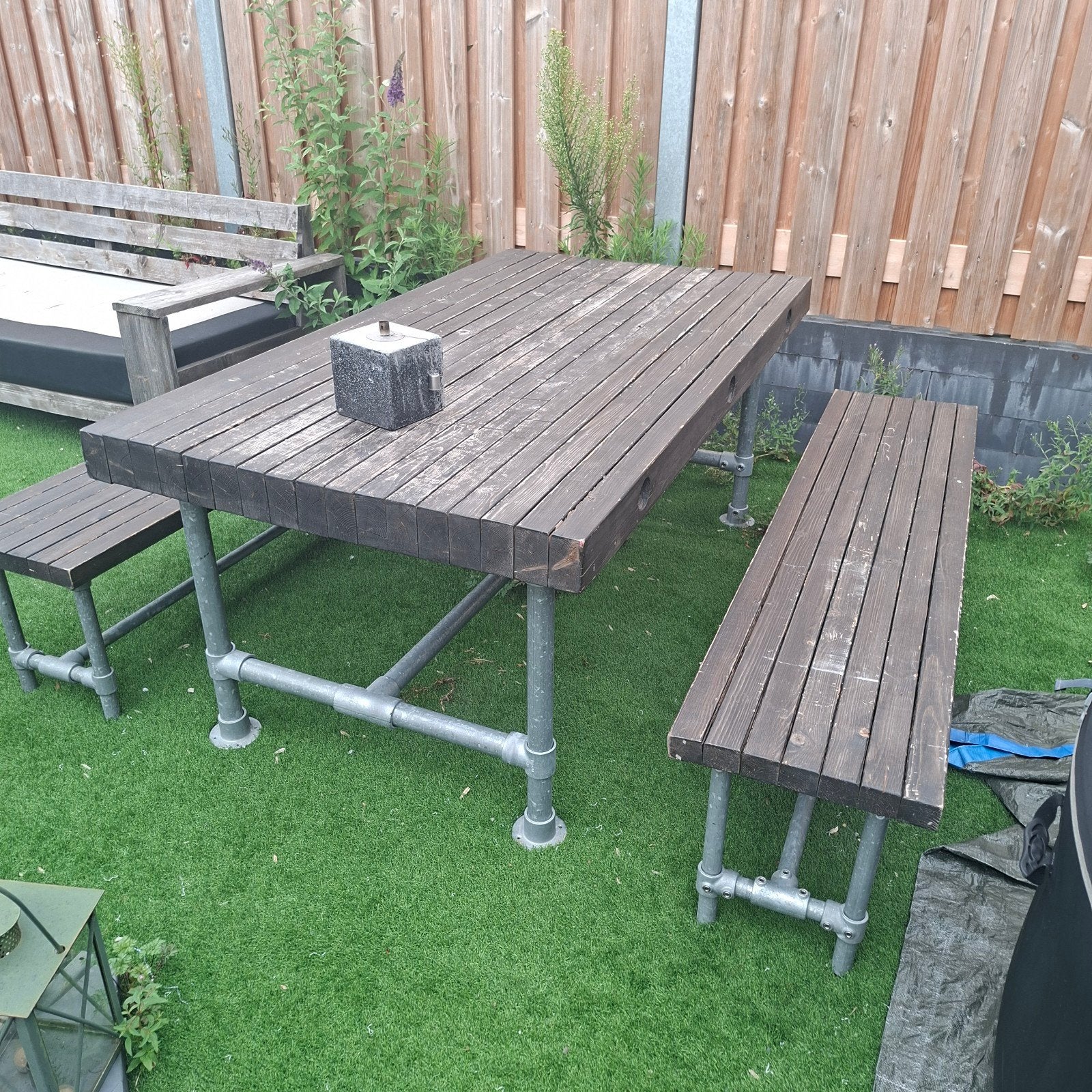 Robuuste tuinset: tafel en banken van hout en metaal, Ophalen