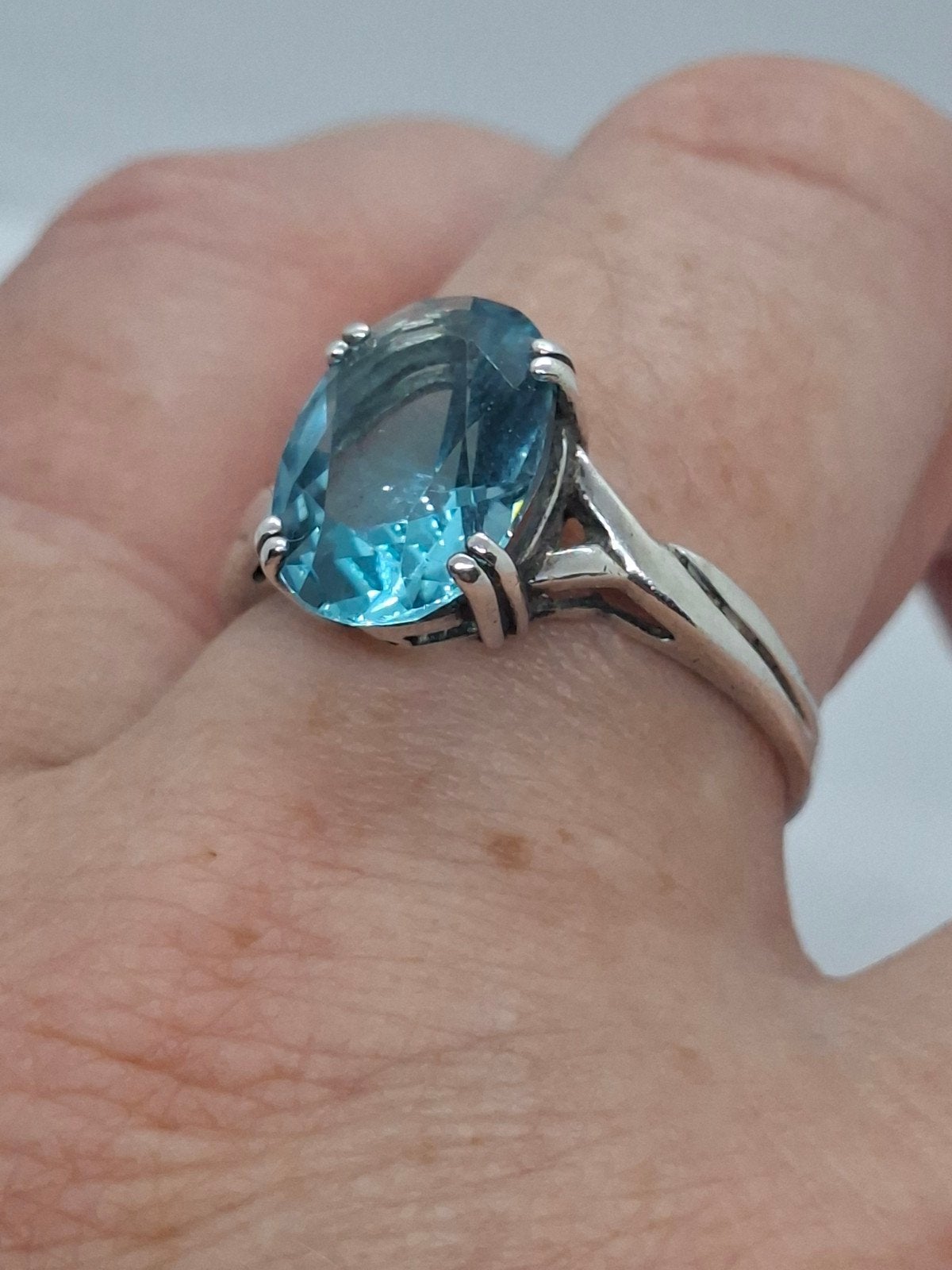 Zilveren ring met blauwe steen, maat 69 (20), 925, 20 of groter, Blauw, Ophalen of Verzenden, Dame of Heer