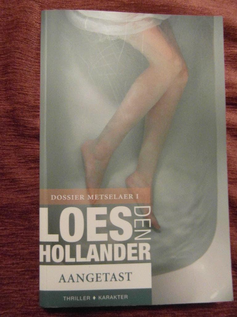 Aangetast, Loes den Hollander, Ophalen of Verzenden, Zo goed als nieuw, Nederland