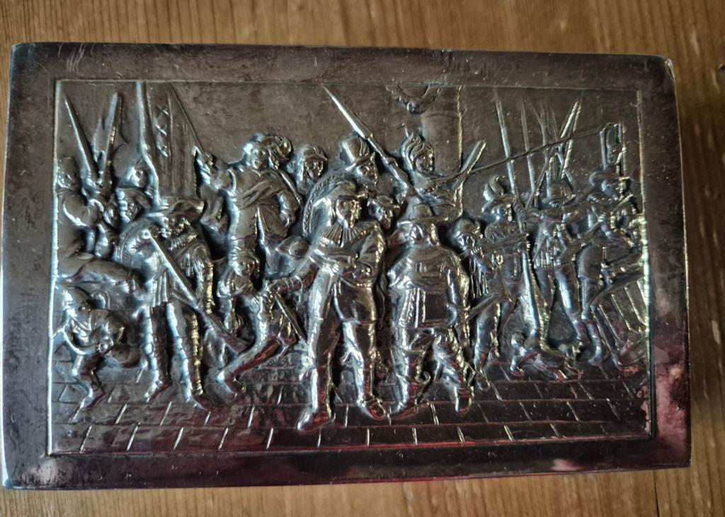 Verzilverd doosje met De Nachtwacht reliëf, Antiek en Kunst, Ophalen of Verzenden, Zilver