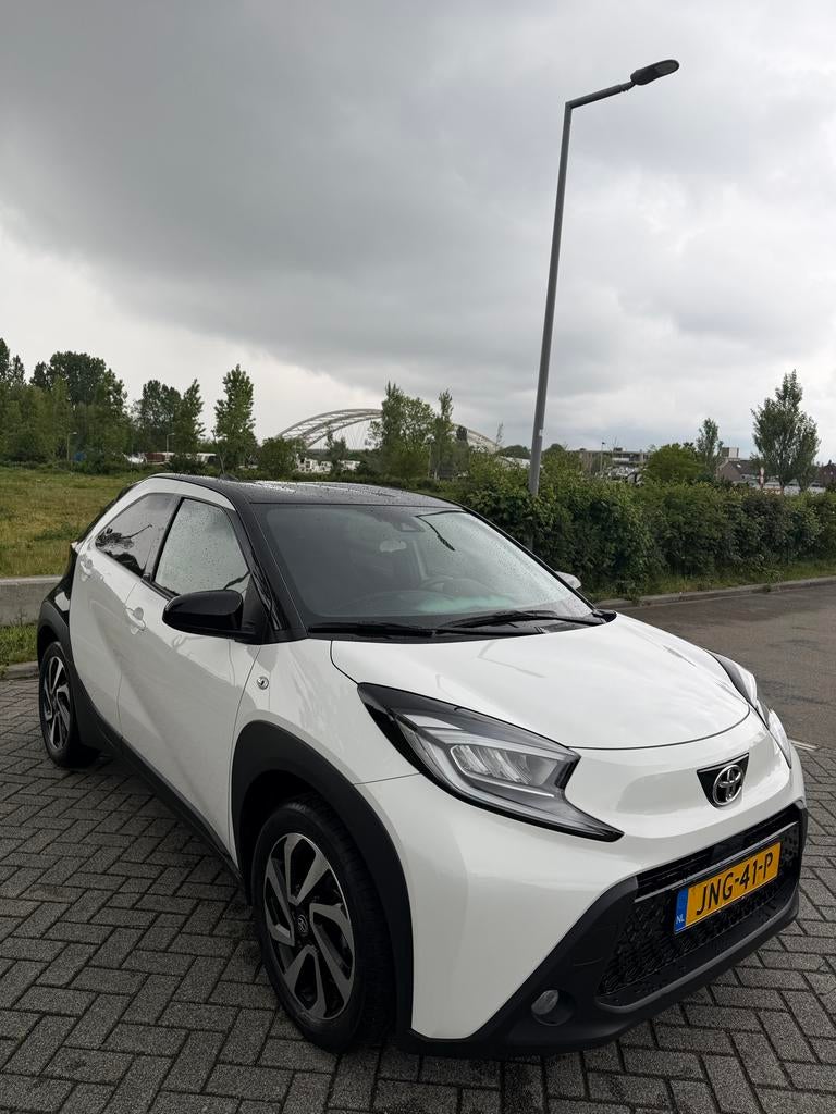 Toyota Aygo X1.0 2023 Wit/zwart full Option achteruit Camera, Auto's, Adaptieve lichten, Zwart, 920 kg, 4 stoelen