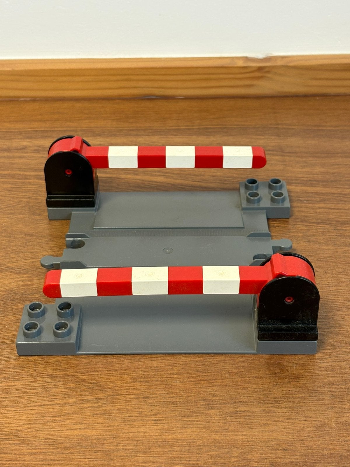 Duplo treinbaan overgang met 2 slagbomen (3), Ophalen of Verzenden, Zo goed als nieuw, Complete set, Duplo
