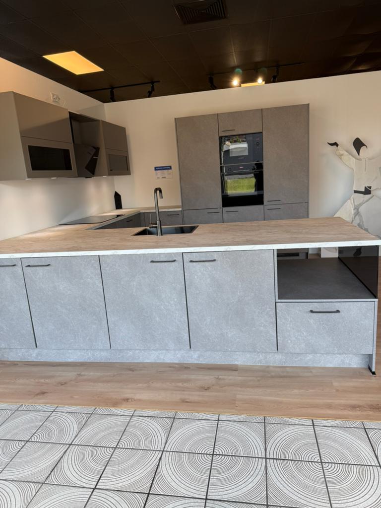Luxe Nobilia showroomkeuken met eiland & Bosch apparatuur, Huis en Inrichting, Keuken | Complete keukens, Ophalen, U-keuken, Overige materialen