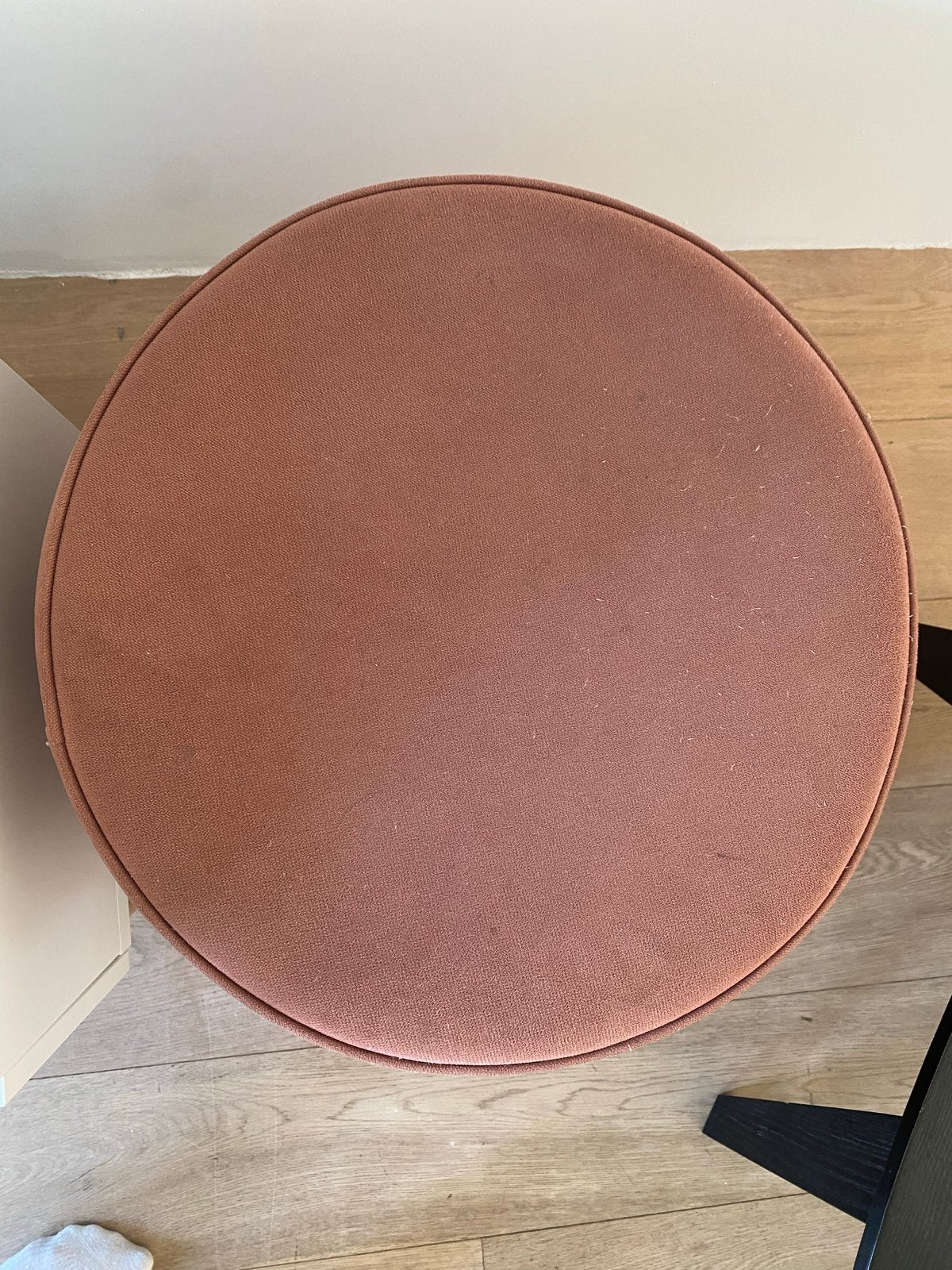 Roze fluwelen poef/voetenbankje, Huis en Inrichting, Krukjes, Ophalen, Gebruikt, Overige materialen