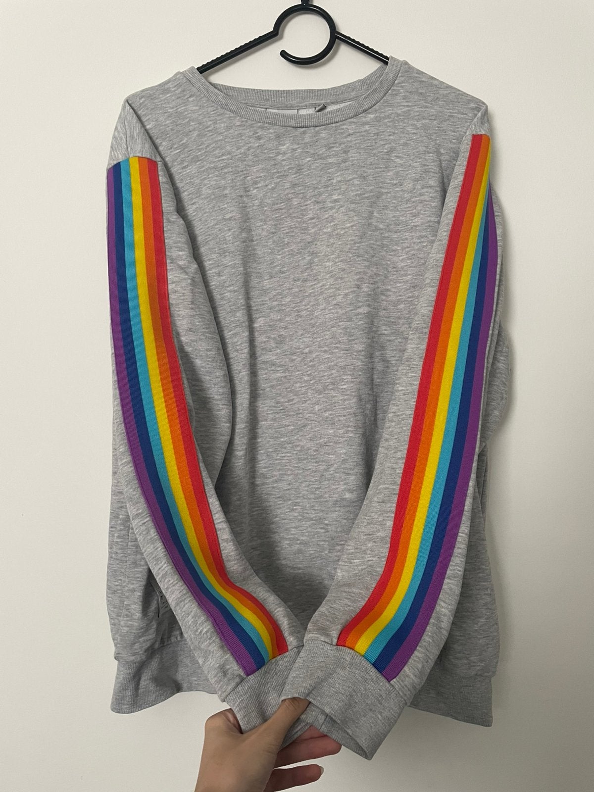 Varsity – grijze sweater trui met regenboogmouwen maat M, Ophalen of Verzenden
