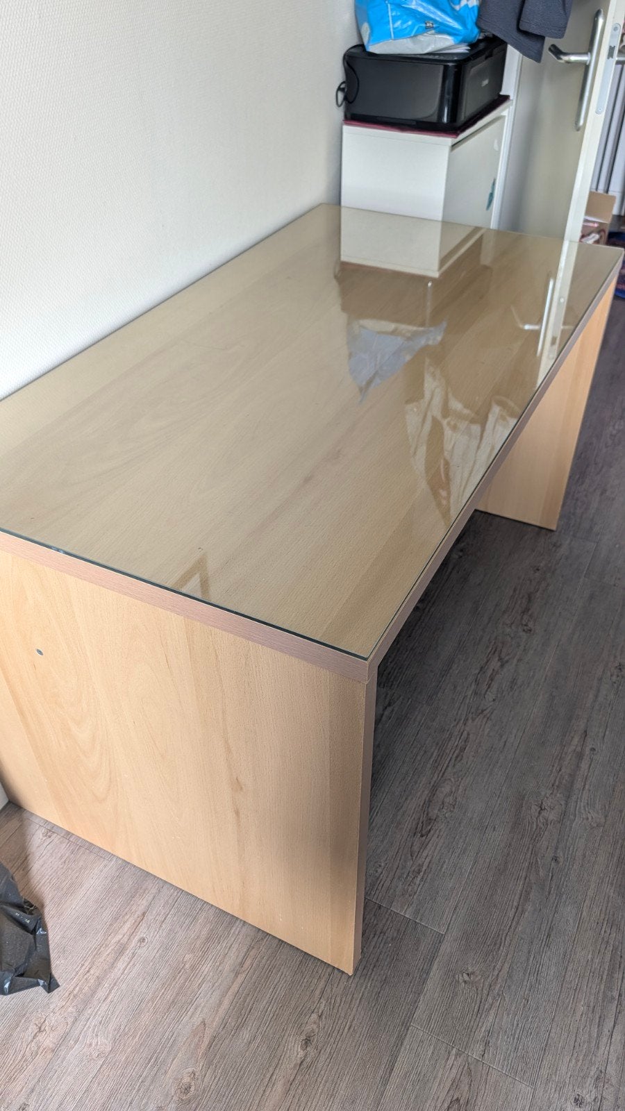 Bureau met glazen blad - 140x75 cm, Huis en Inrichting, Bureaus, Ophalen, Gebruikt, Glas, Computerbureau