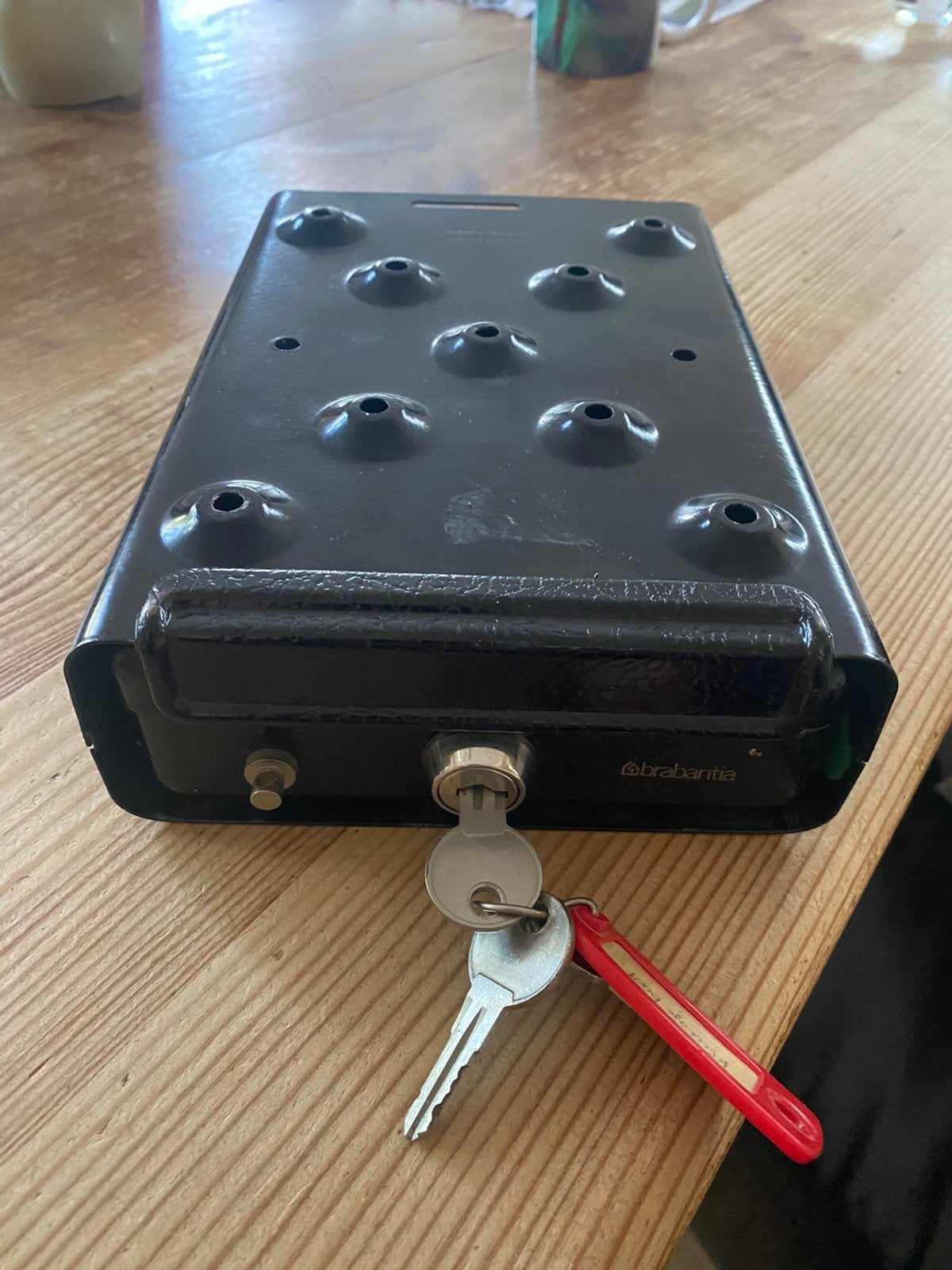 Autokluisje Brabantia, Ophalen