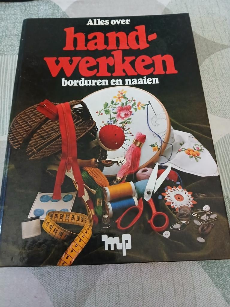 Alles over handwerken: borduren en naaien, Ophalen of Verzenden, Zo goed als nieuw