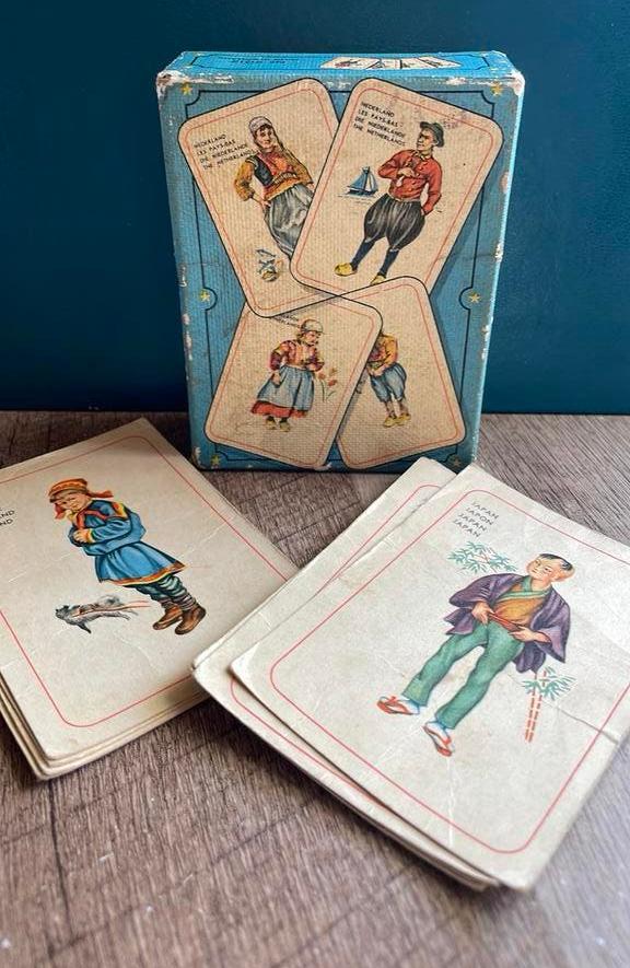 Vintage kwartetspel klederdrachten 1957, Verzamelen, Speelkaarten, Jokers en Kwartetten, Ophalen of Verzenden, Gebruikt, Kwartet(ten)