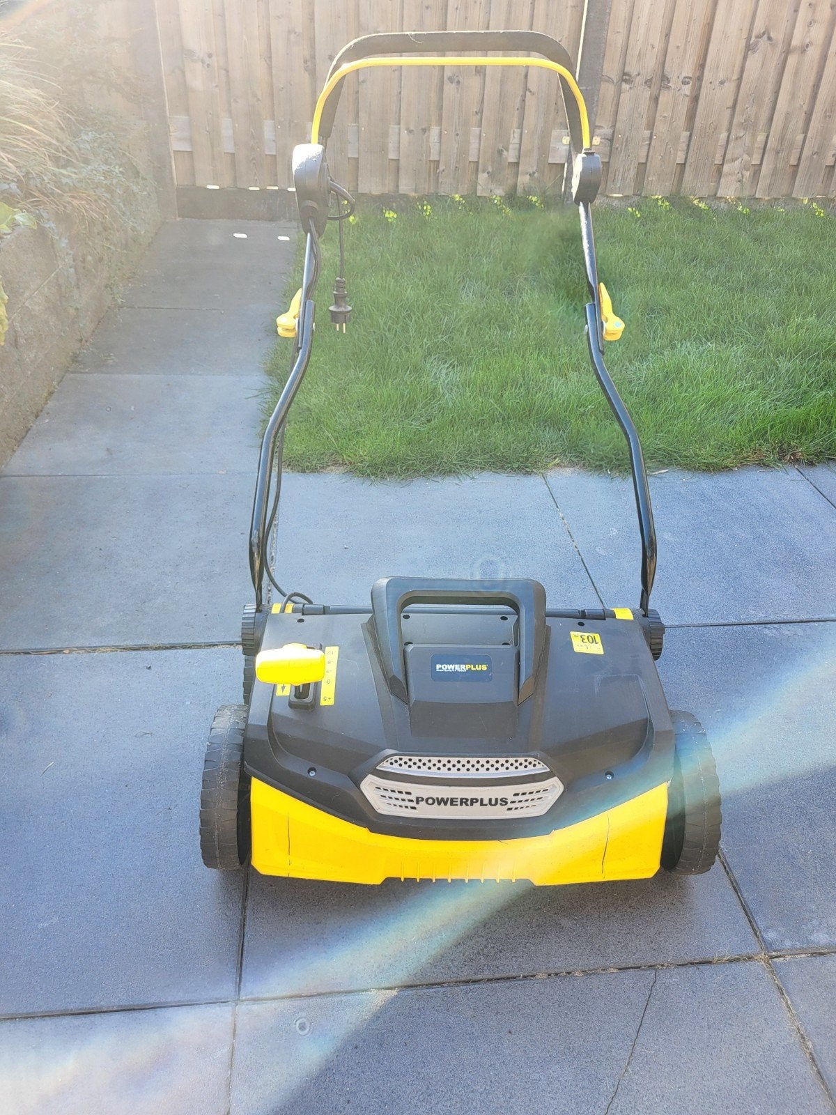 Verticuteermachine PowerPlus (electrisch), Tuin en Terras, Ophalen, Zo goed als nieuw, Elektrisch