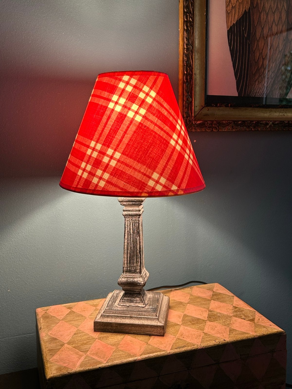 Vintage houten Tafellamp met handgemaakte Rood Geruite Kap, Ophalen, Gebruikt, Vintage, Rood