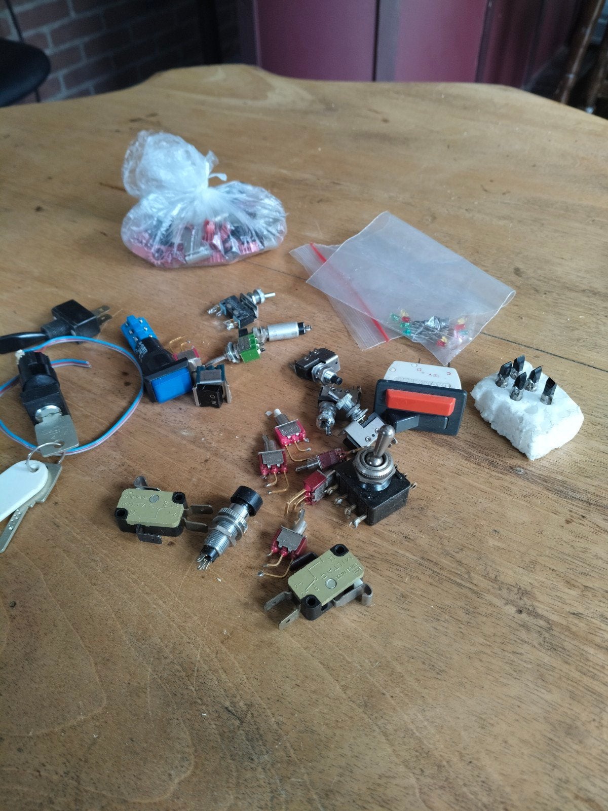 Diverse elektronica onderdelen: , schakelaars, LED', Ophalen