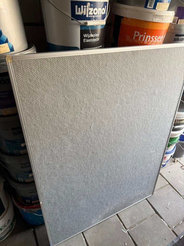 Groot grijs prikbord met aluminium frame 1.50 x 1.00m, Huis en Inrichting, Woonaccessoires | Memoborden, Ophalen of Verzenden