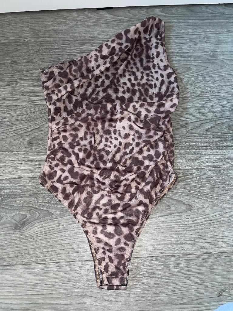 one shoulder gedrapeerde panter print top body mt S, Ophalen of Verzenden, Zo goed als nieuw, Bruin, Boetiek