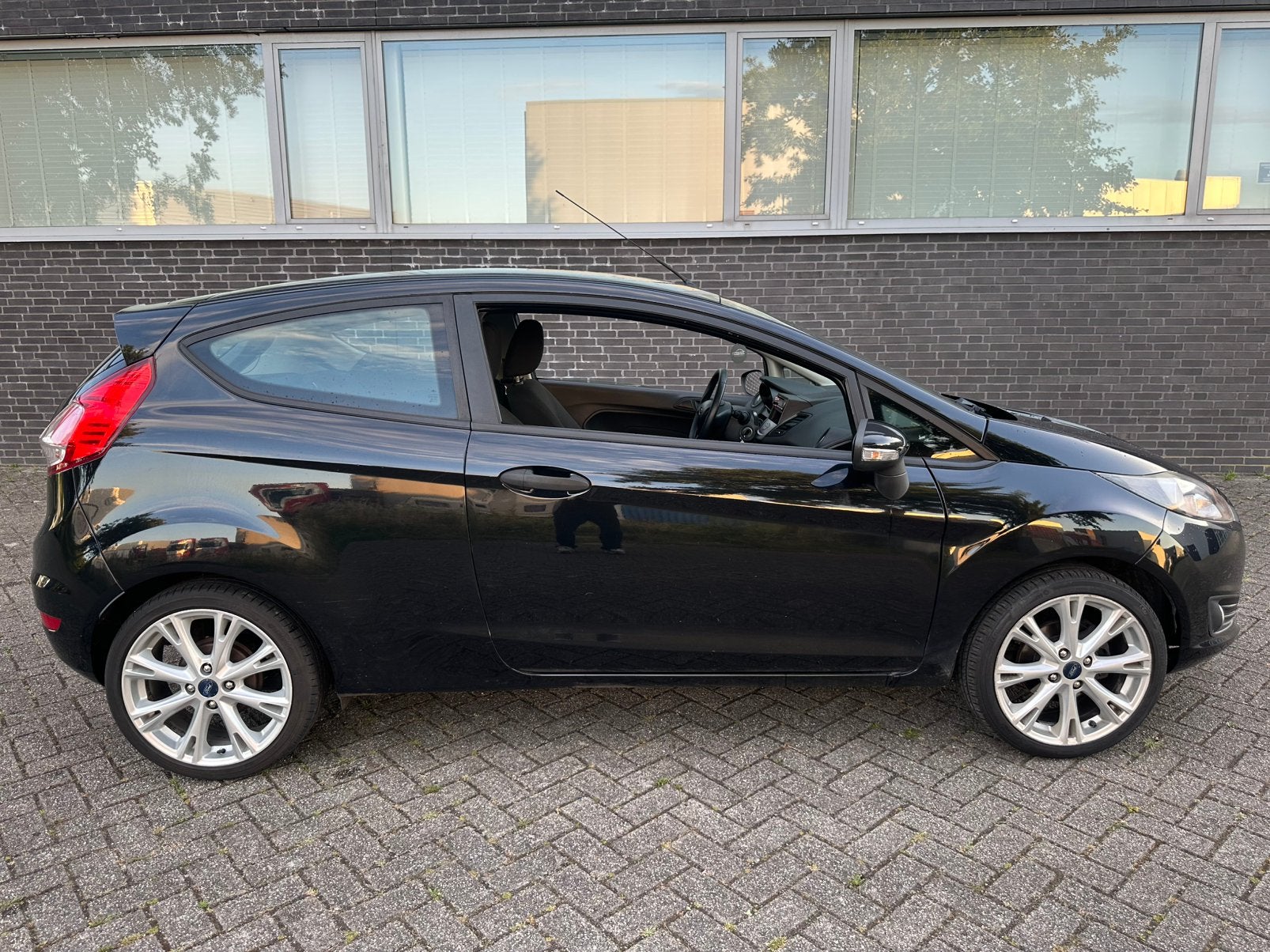 Foto 12 van Ford Fiësta 1.25 44KW 3DR 2014 Zwart/17INCH/CRPLY/NW ONDRHD