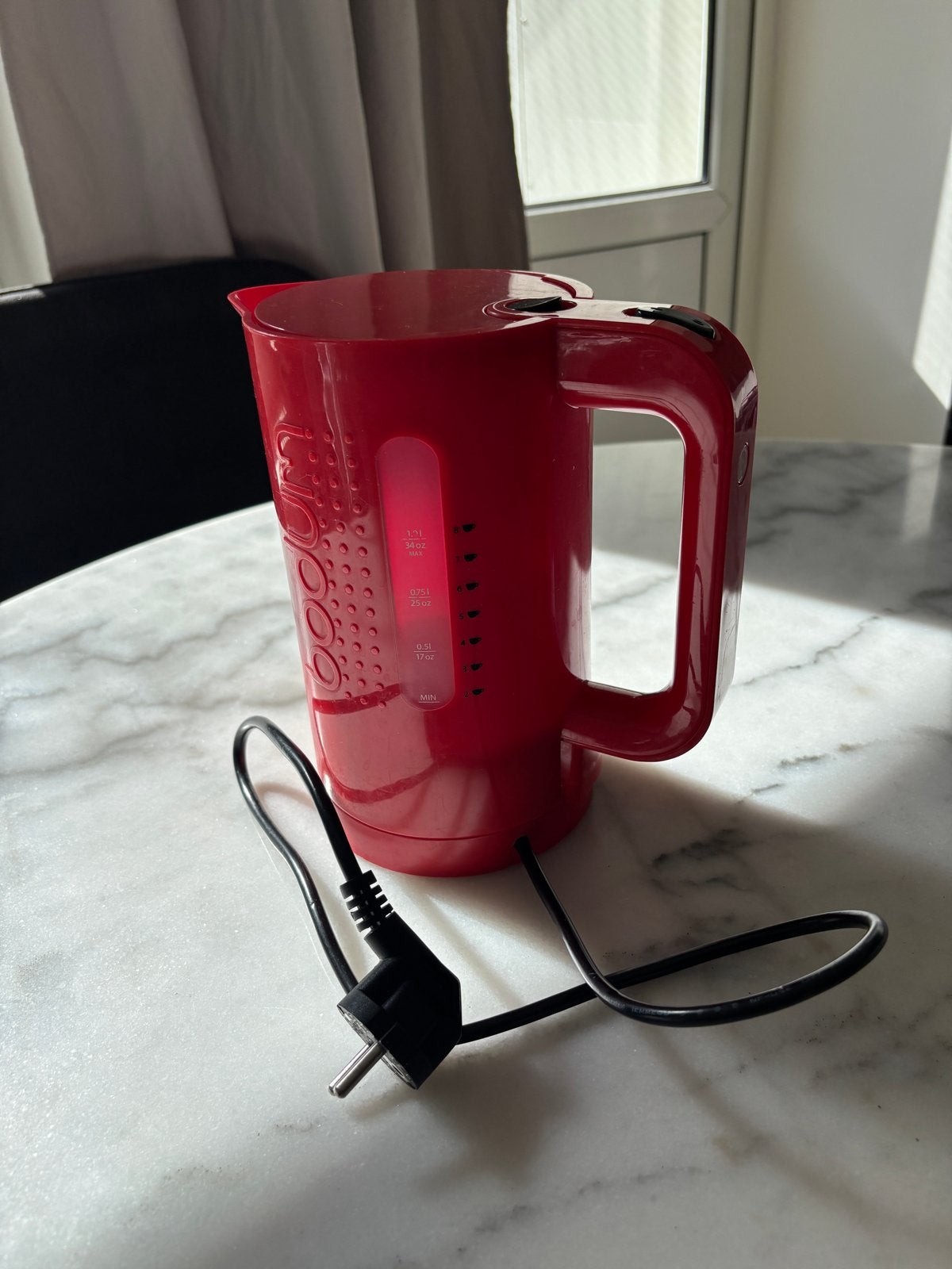 Bodum waterkoker - Rood - 1.2 liter, 1 tot 2 liter, Ophalen, Zo goed als nieuw
