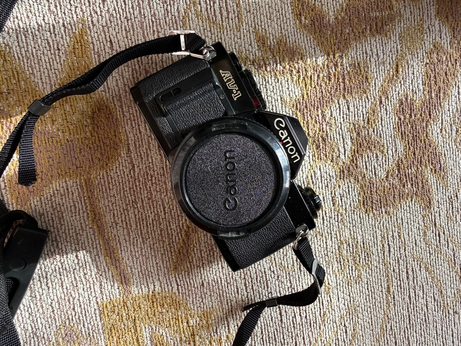 Canon AV-1 analoge camera – met 2 lenzen + cameratas, Audio, Tv en Foto, Fotocamera's Analoog, Ophalen of Verzenden, Zo goed als nieuw