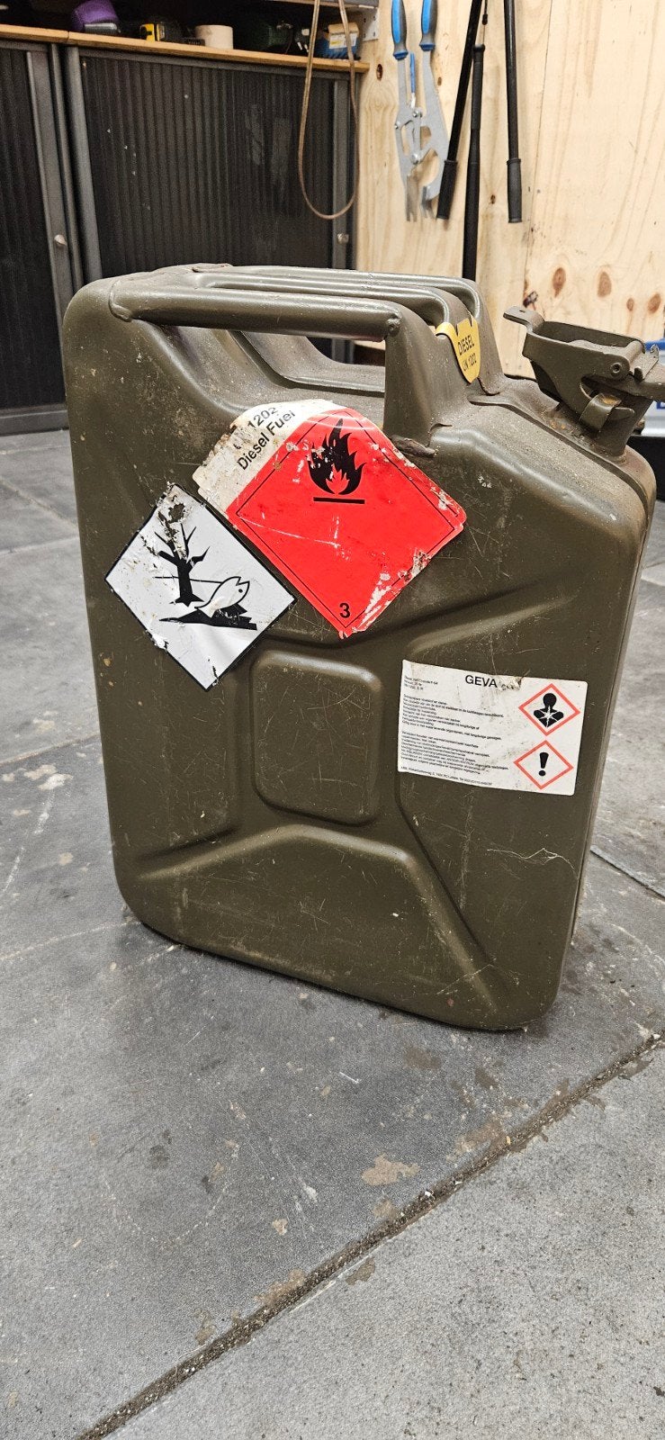 Leger jerrycan voor diesel - 20 liter, Auto diversen, Overige Auto diversen, Ophalen of Verzenden