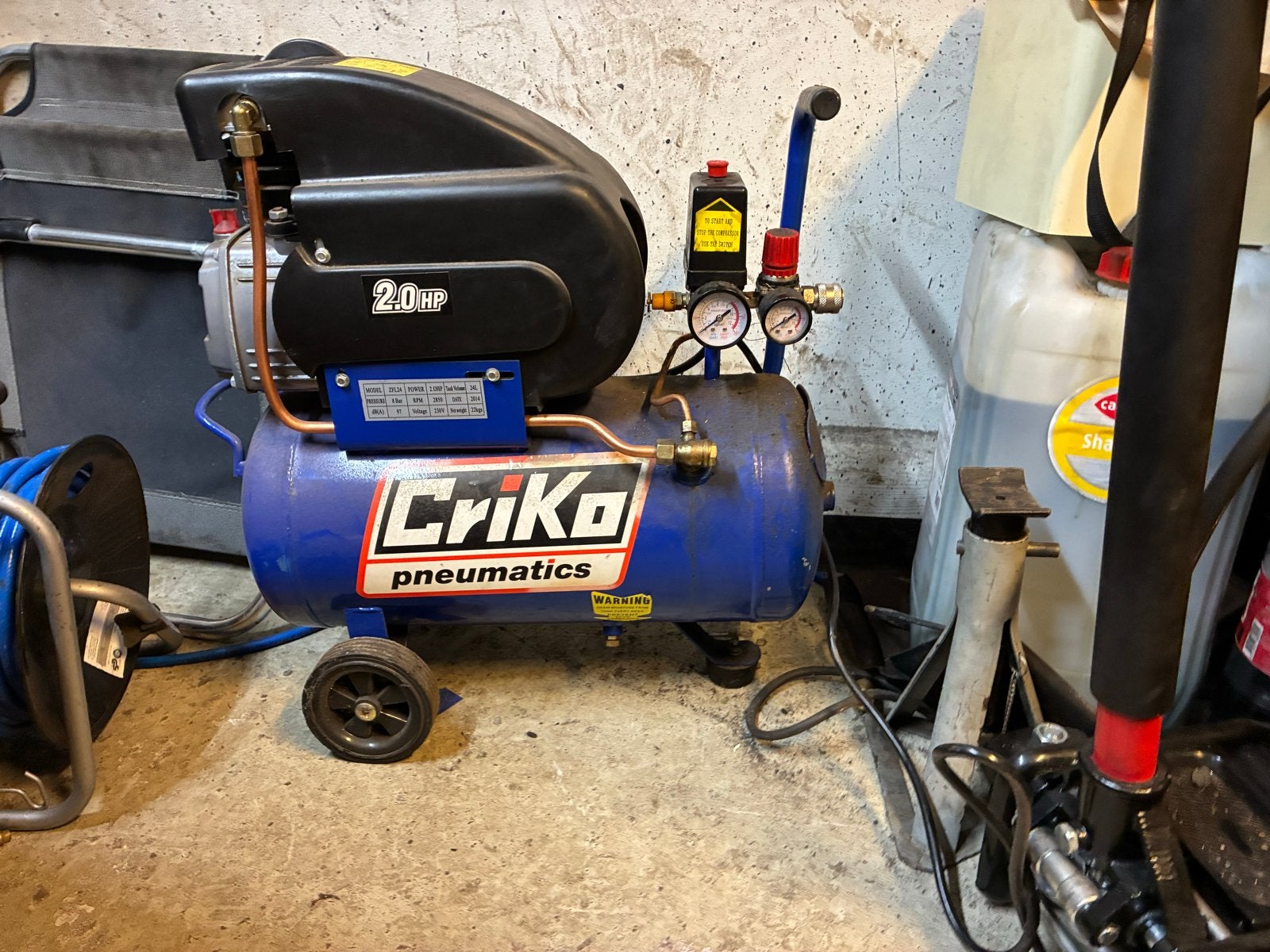 CRIKO Pneumatics Compressor 2.0HP - 24L Tank - 8 Bar, Doe-het-zelf en Verbouw, Gebruikt, 6 tot 10 bar, Ophalen of Verzenden, Minder dan 200 liter/min