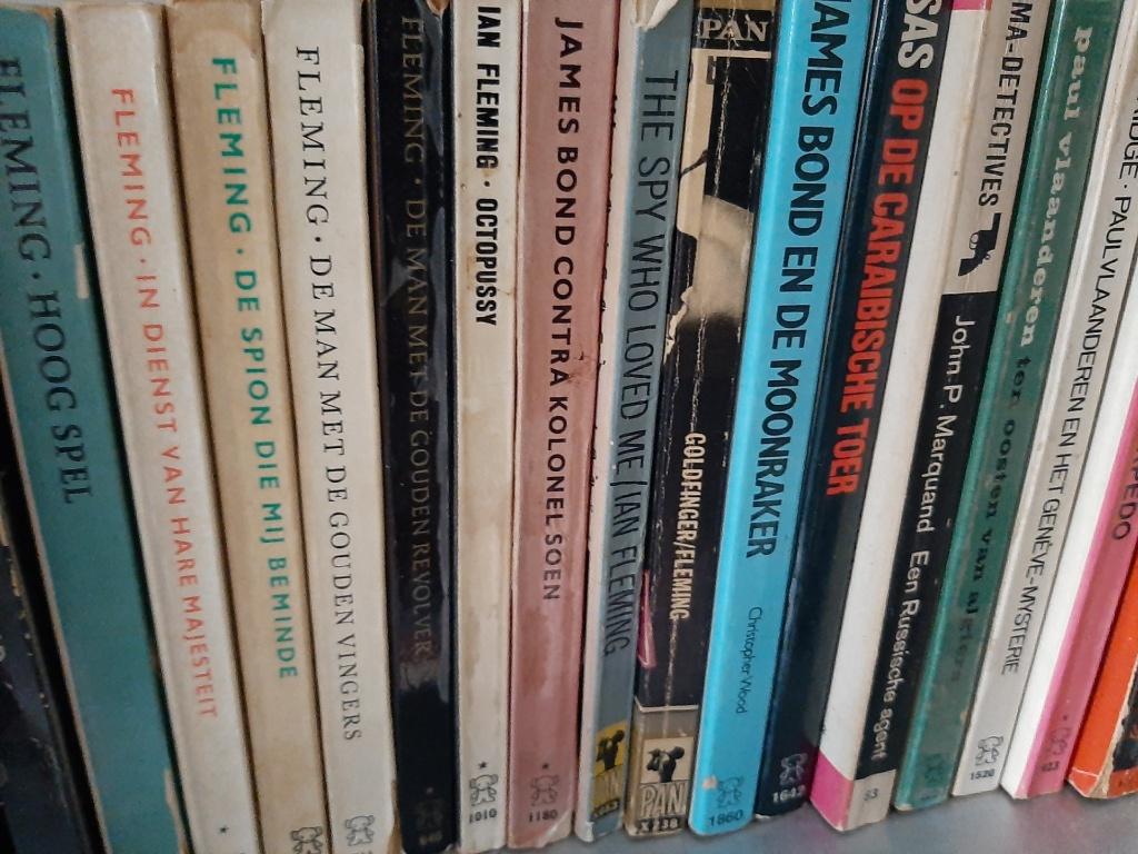 te koop zwarte beertjes boeken van James Bond (Fleming), Ophalen, Gelezen