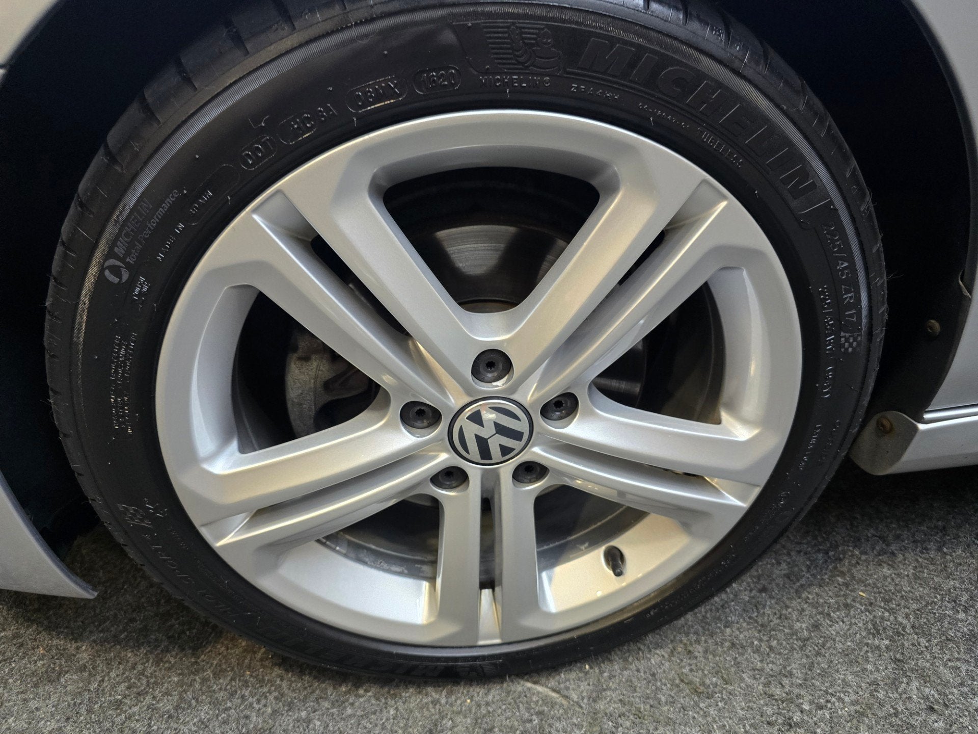 Volkswagen Golf 1.4 TSI Highline Business R-Line Xenon Camer, Auto's, Euro 5, Stof, Gebruikt, Zwart