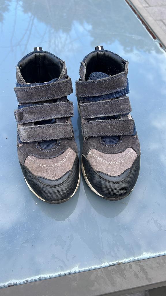 Stevige kinderschoenen met klittenbandsluiting, Kinderen en Baby's, Babykleding | Schoentjes en Sokjes, Ophalen of Verzenden, Zo goed als nieuw
