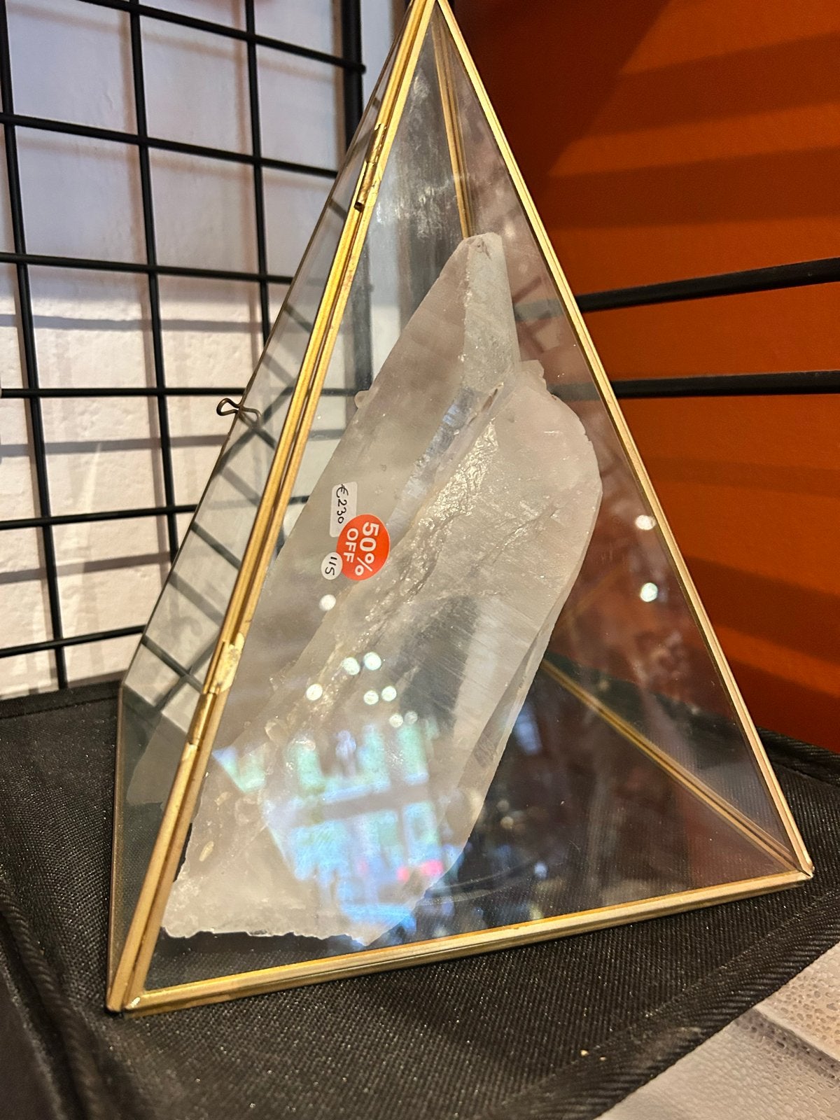 Bergkristal 1,6 KG in glazen piramide stolp, Ophalen of Verzenden, Mineraal