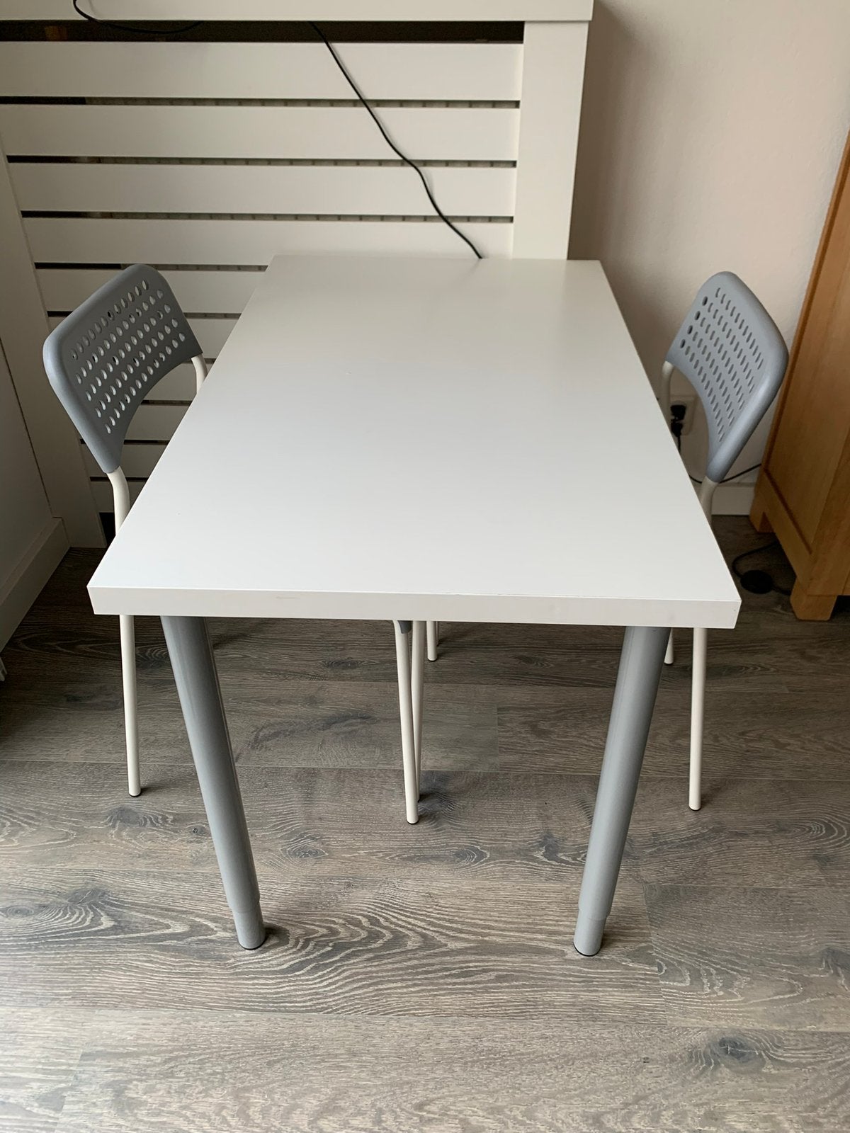 Witte tafel met grijze verstelbare poten en 2 stoelen, Ophalen, 50 tot 100 cm, Tot twee personen, 50 tot 100 cm