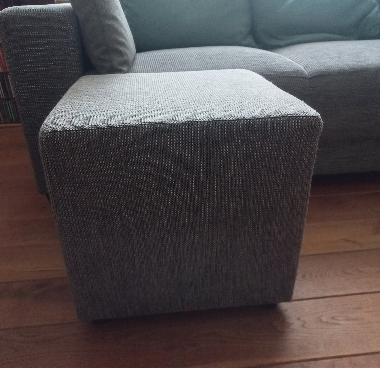 hocker ,  grijs , stof , zgan, Ophalen, Zo goed als nieuw, Stof, 50 tot 75 cm