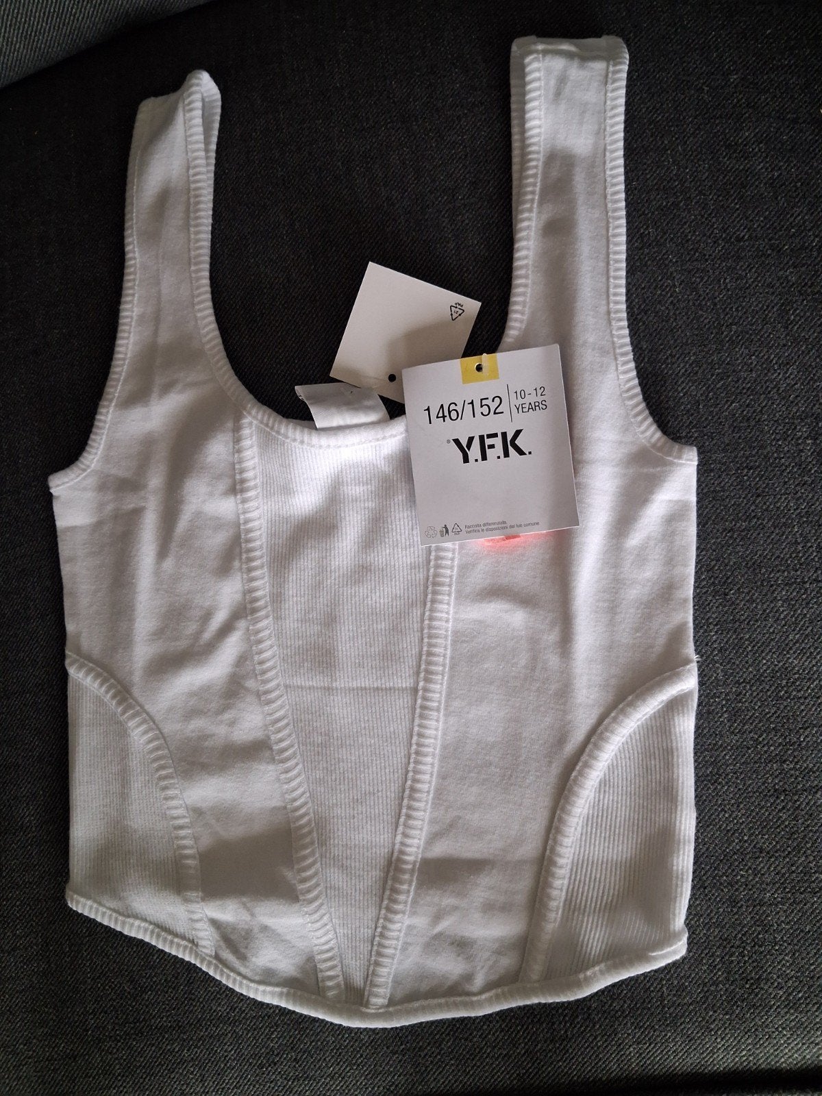 Nieuwe witte YFK crop top maat 146/152 (10-12 jaar), YFK, Wit, Nieuw, Ophalen of Verzenden