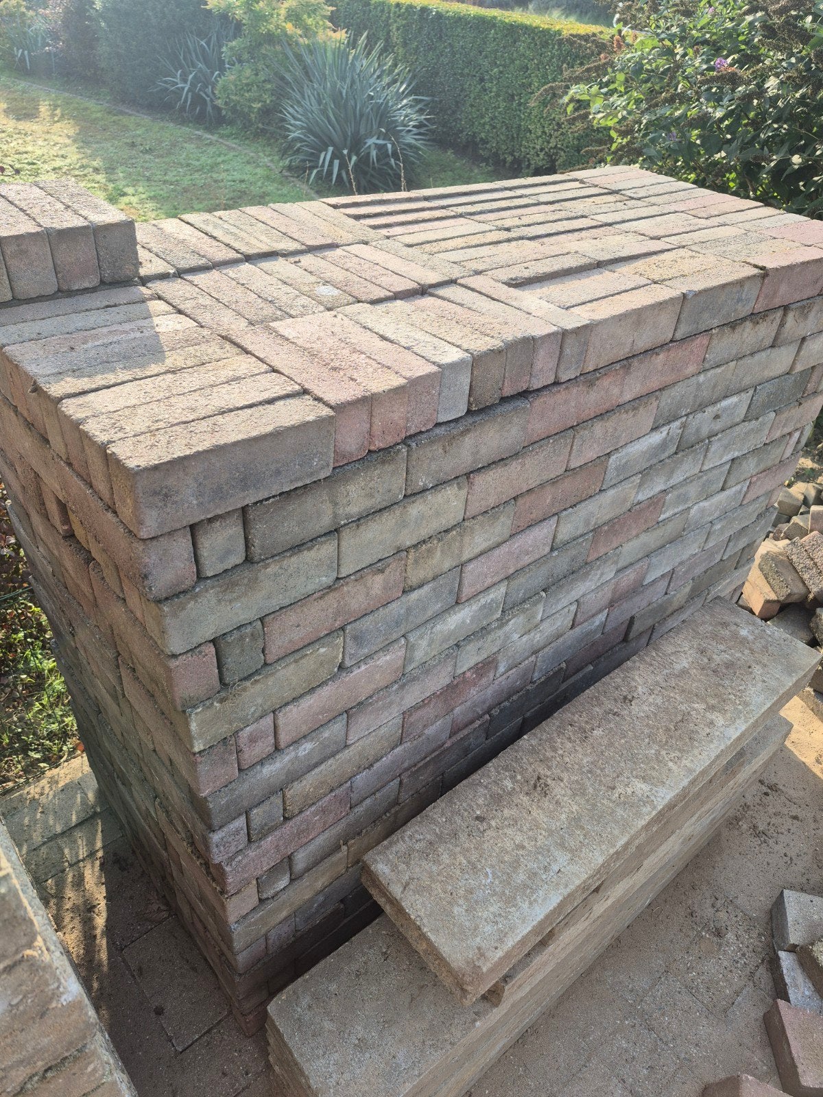 Gratis Waaltjes - 13,5m2 (blauw/roze/geel) met knipstukken, Tuin en Terras, Ophalen, Overige materialen, Gebruikt, Klinkers