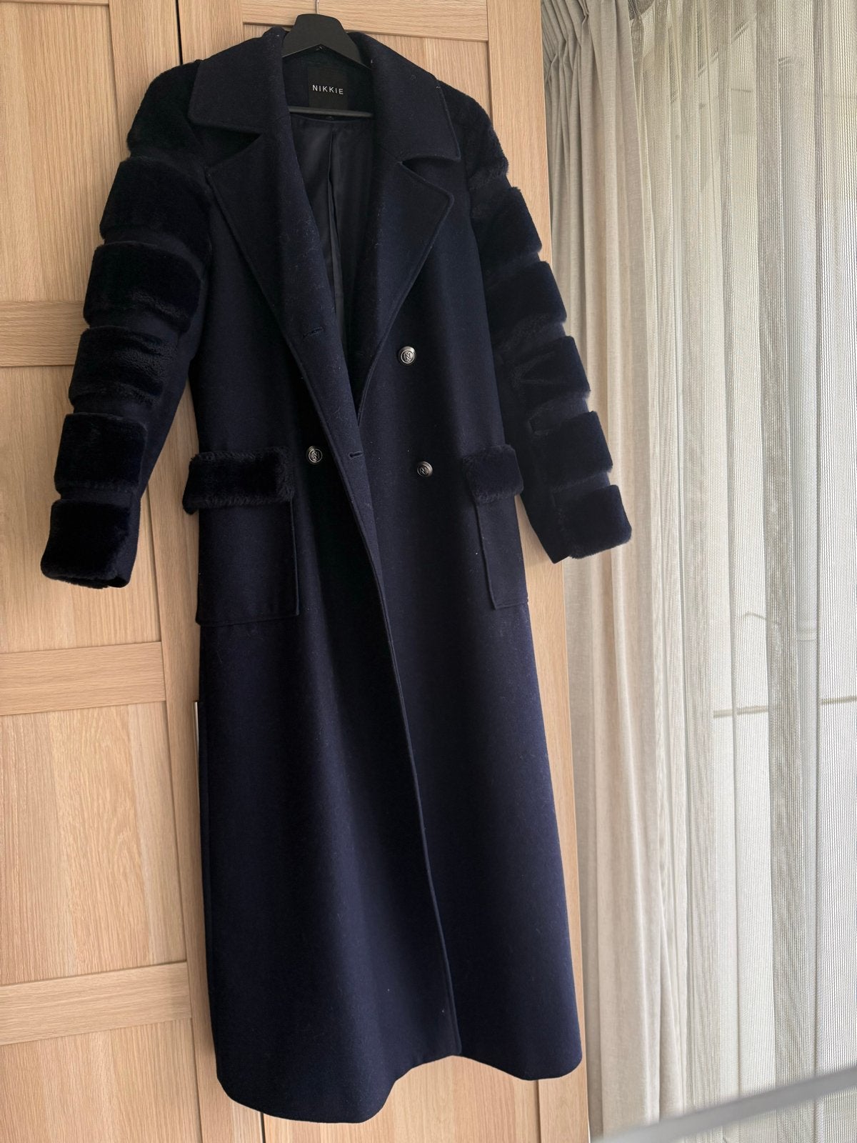 Nikkie lange jas met bontdetails - Maat 42, Ophalen, Zo goed als nieuw, Maat 42/44 (L), Blauw