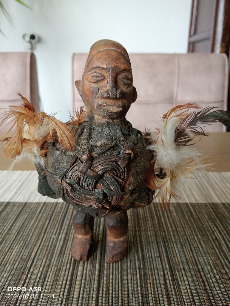 Houten krachtfiguur (nkisi) met veren, afkomstig uit de DRC, Hout, Bruin, Afrika, Handgemaakt