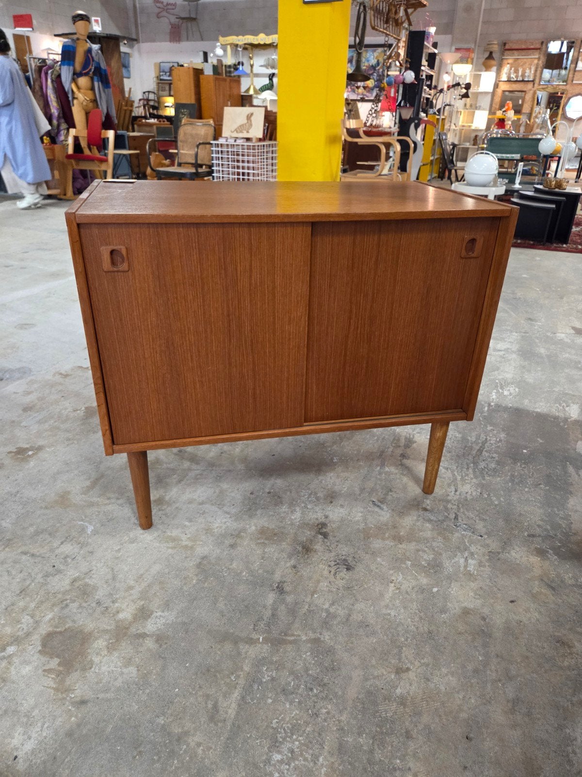 vintage Mid-Century Deens schuifdeur kastje dressoir, Ophalen, 50 tot 100 cm, X, 25 tot 50 cm