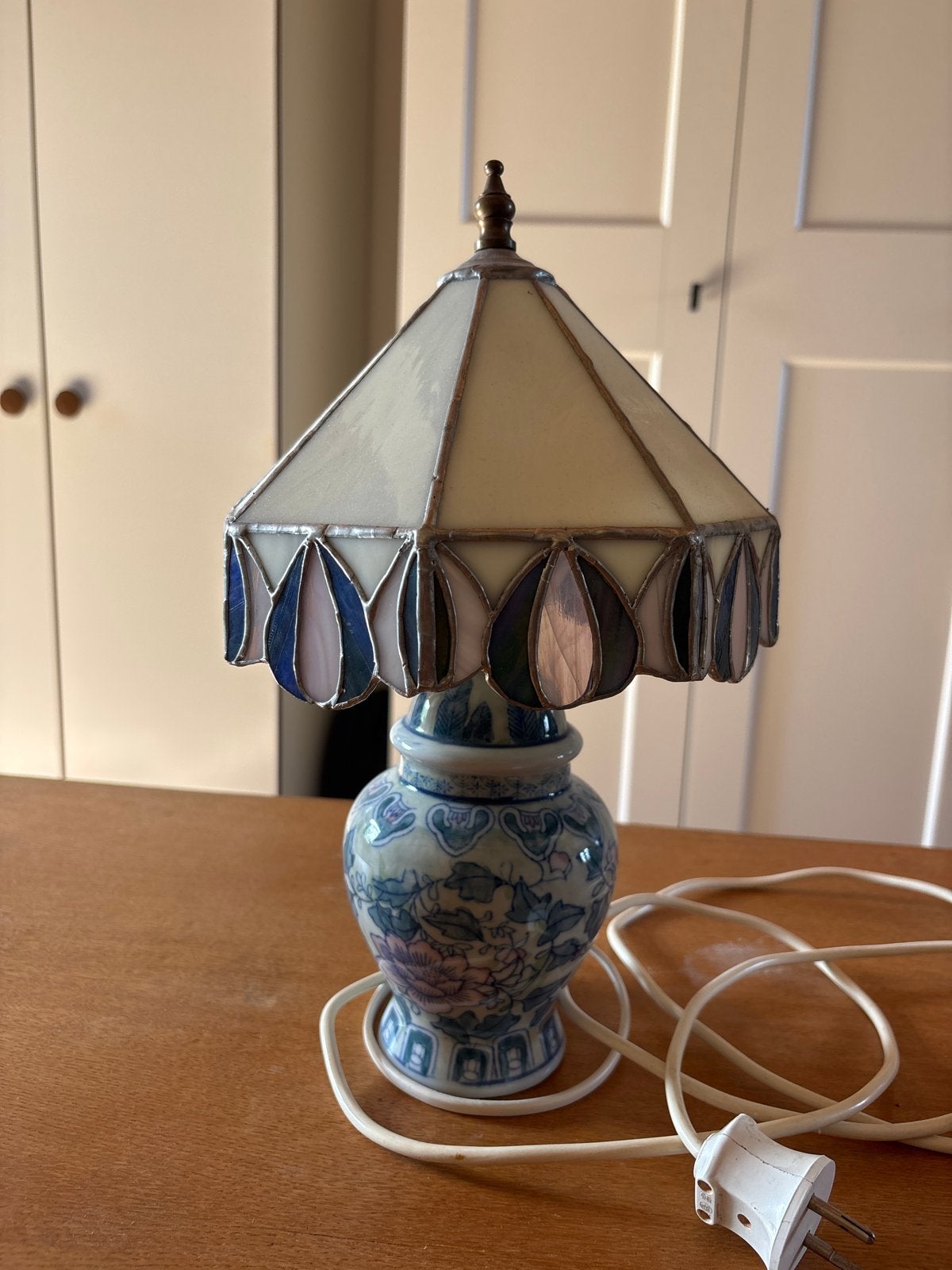 Vintage Tiffany-stijl tafellamp met Delfts blauwe voet, Ophalen